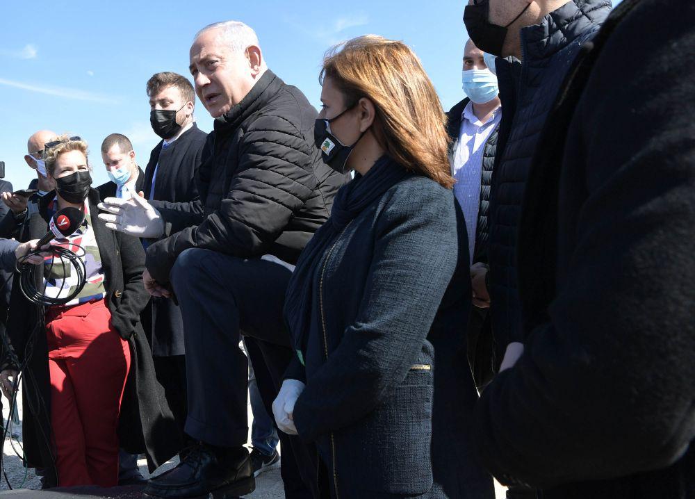 PM Israel Benyamin Netanyahu bersama Menteri Perlindungan Lingkungan, Gila Gamliel. twitter.com/IsraeliPM/