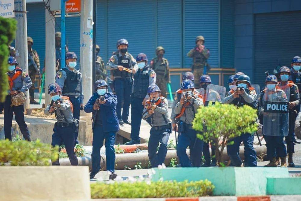 Para polisi yang mengamankan demonstrasi Myanmar. (Twitter.com/maung zarni)