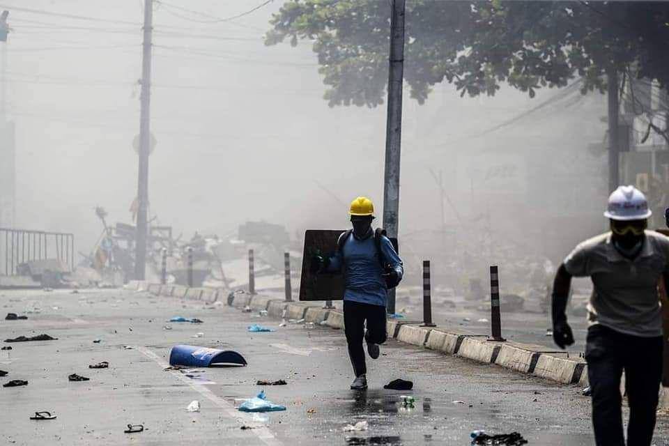 Para demonstran Myanmar menggunakan tameng dan helm sebagai alat pelindung. (Twitter.com/Paing Takhon No.1 Fan)