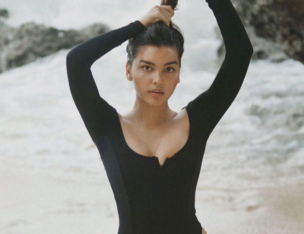 Hobi Plesiran, 9 Potret Caitlin North Lewis Pamer Body Goals di Pantai