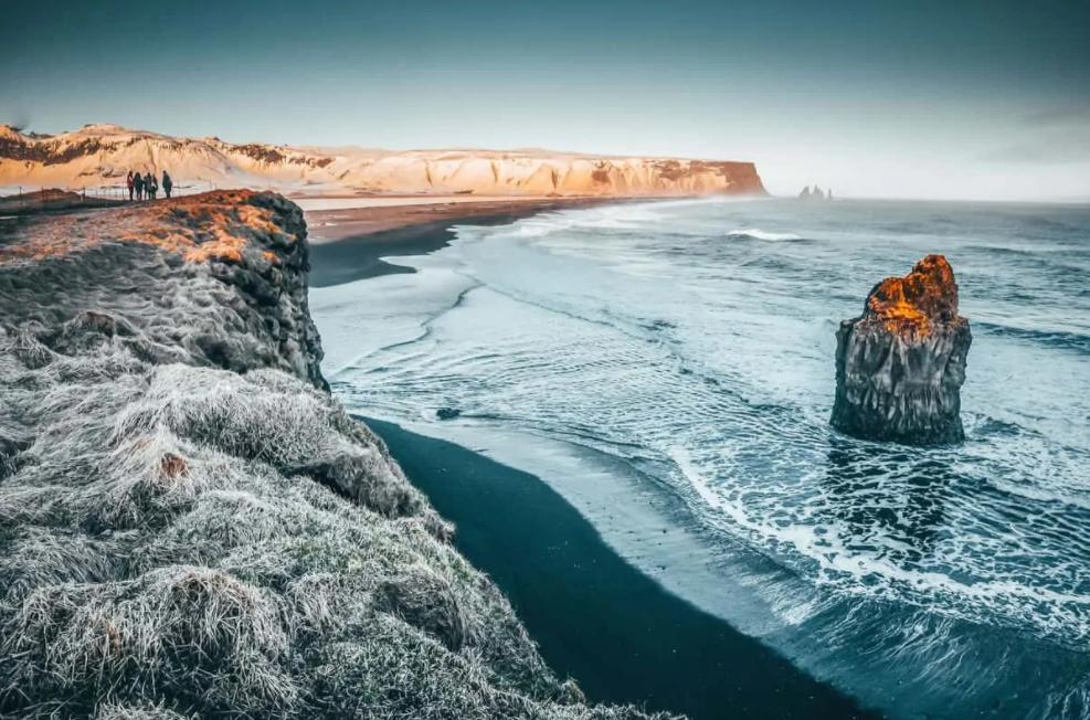 10 Pantai di Dunia dengan Warna Pasir Paling Unik, Indah Bikin Takjub!