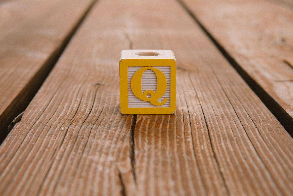 Ilustrasi logo kelompok konspirasi QAnon sayap kanan AS. (Unsplash.com/Wesley Tingey)