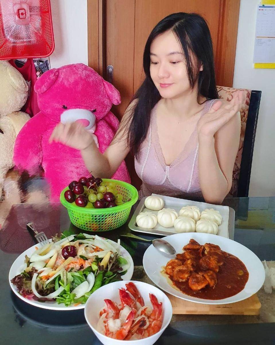 Instagram.com/carollynedewi