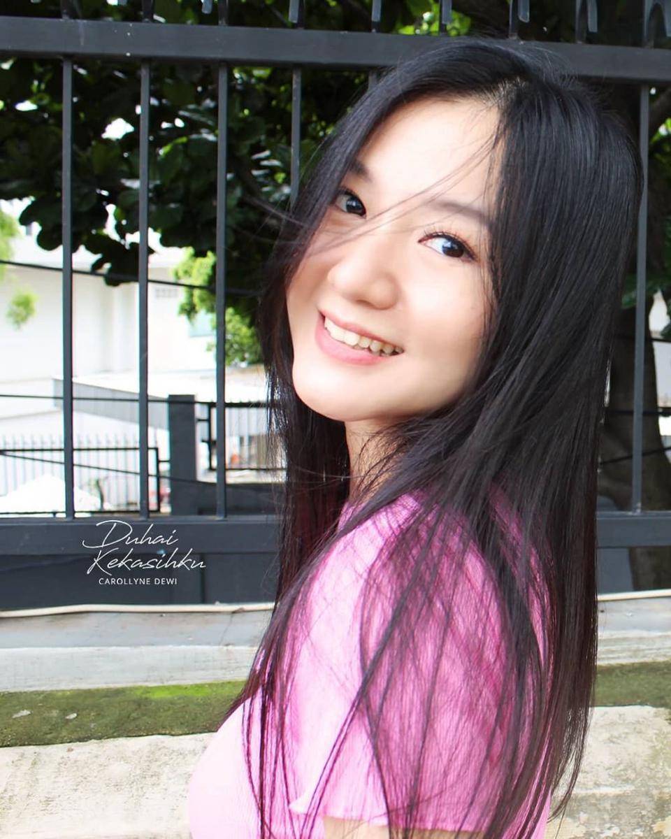 Instagram.com/carollynedewi