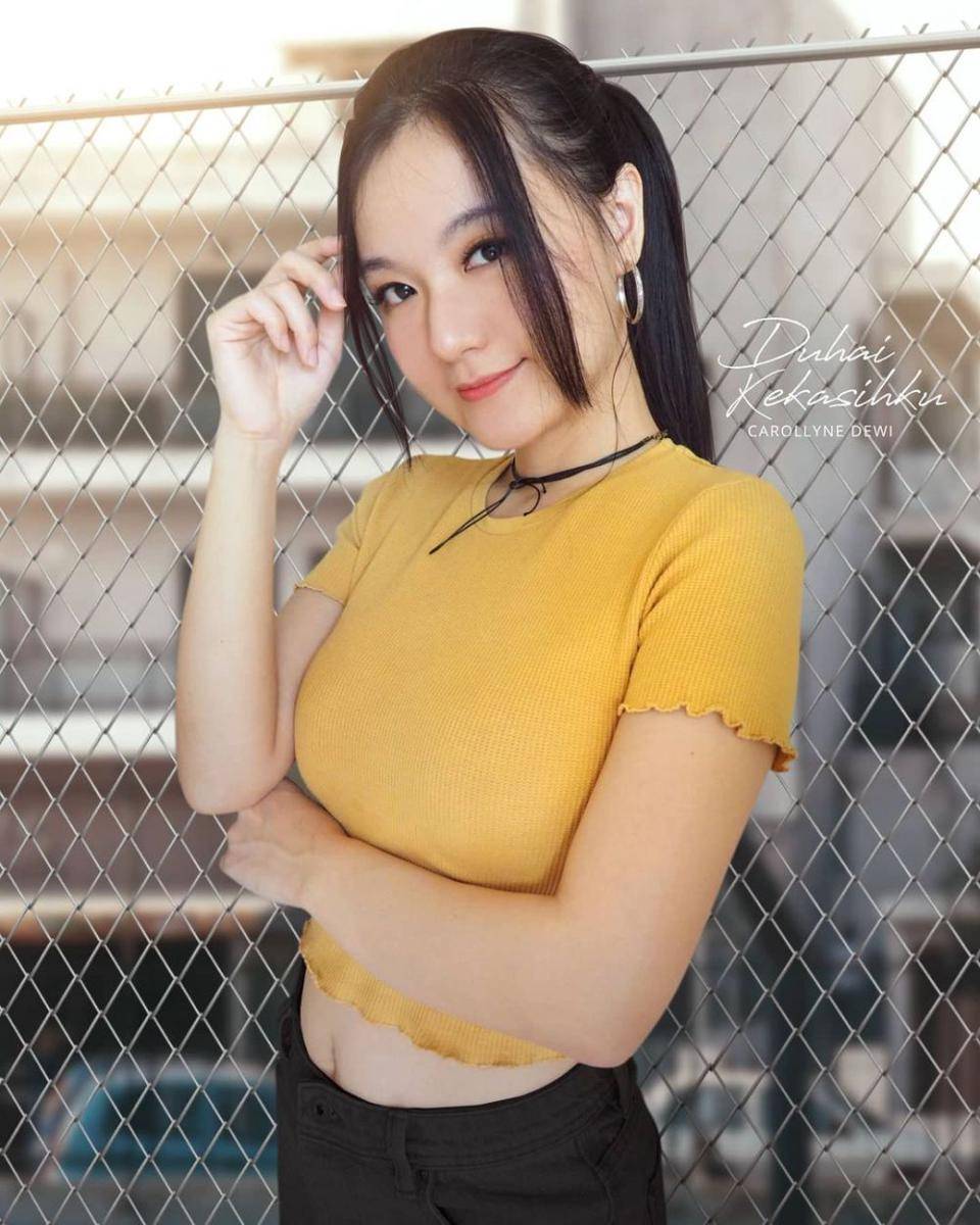 Instagram.com/carollynedewi