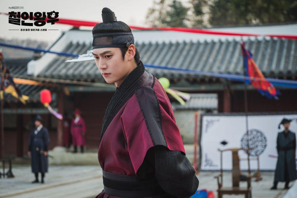 9 Pesona Na In Woo dalam Balutan Hanbok, Gagah Banget!