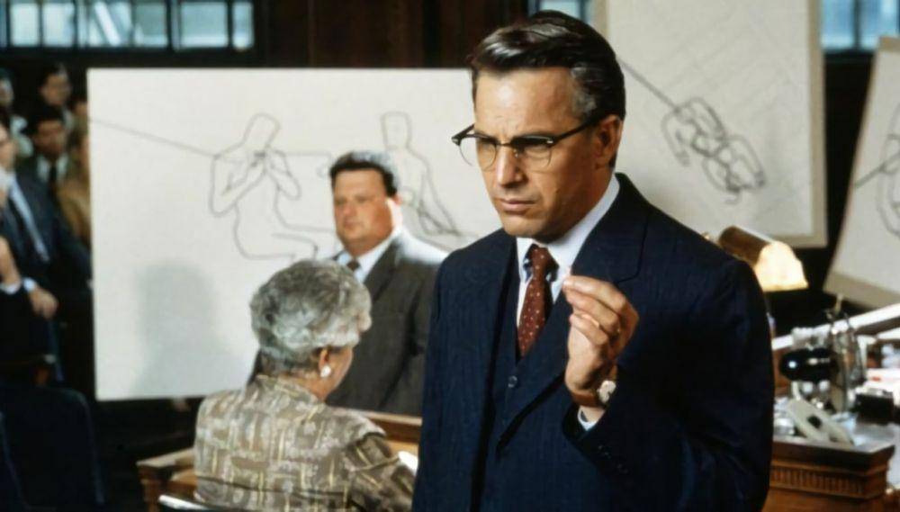 Kevin Costner sebagai Jim Garrison dalam film "JFK" (vox.com)