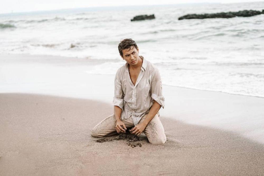 Penuh Karisma, 10 Potret Kece Hessel Steven Wong Plesiran ke Pantai