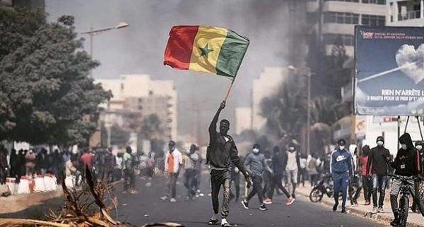 Suasana kericuhan setelah penangkapan tokoh oposisi di Senegal. (Twitter.com/ItsGreatman)