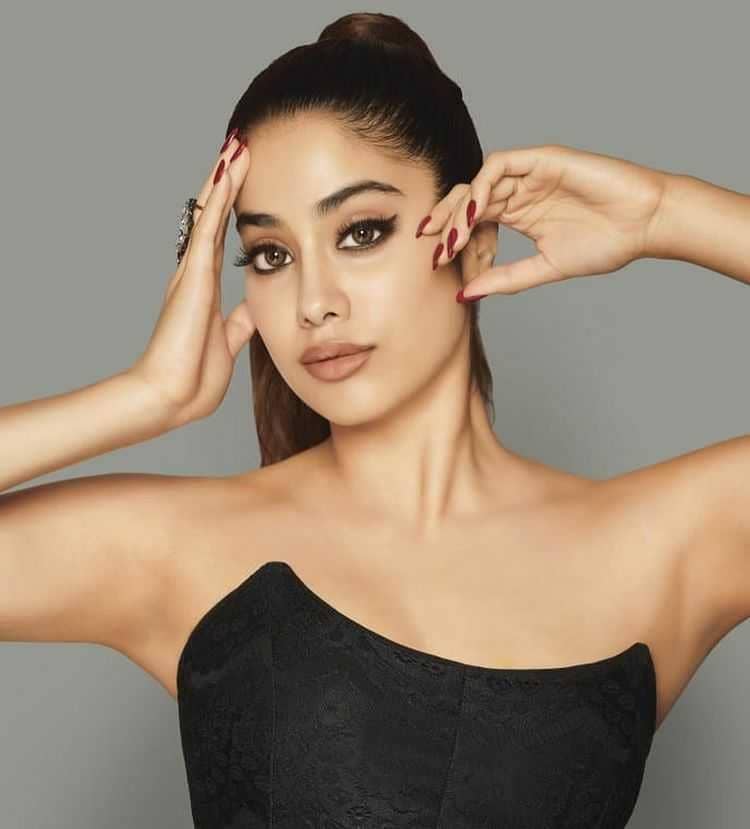 9 Potret Stunning Janhvi Kapoor di Usia 24, Putri Mendiang Sridevi!