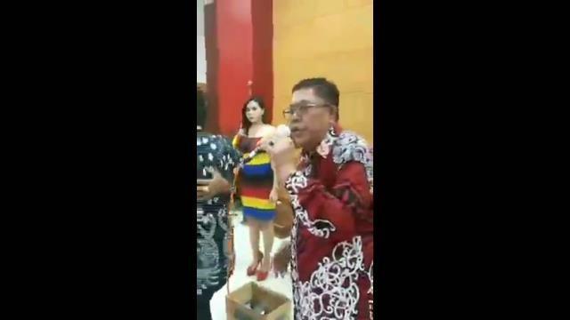 Scrensoot Walikota Blitar, Santoso, saat bernyanyi . IDN Times/ istimewa