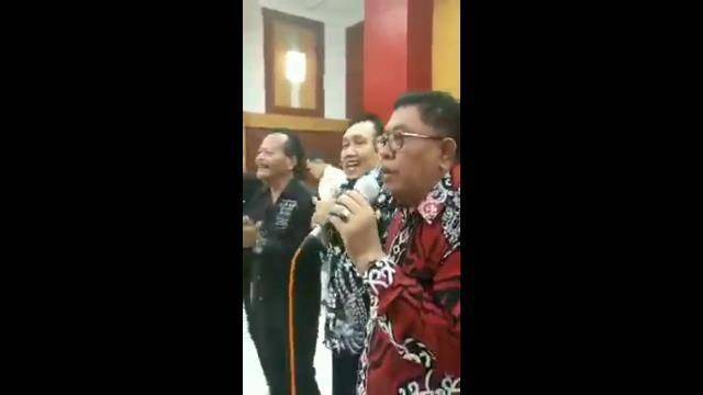 Scrensoot Walikota Blitar, Santoso, saat bernyanyi . IDN Times/ istimewa