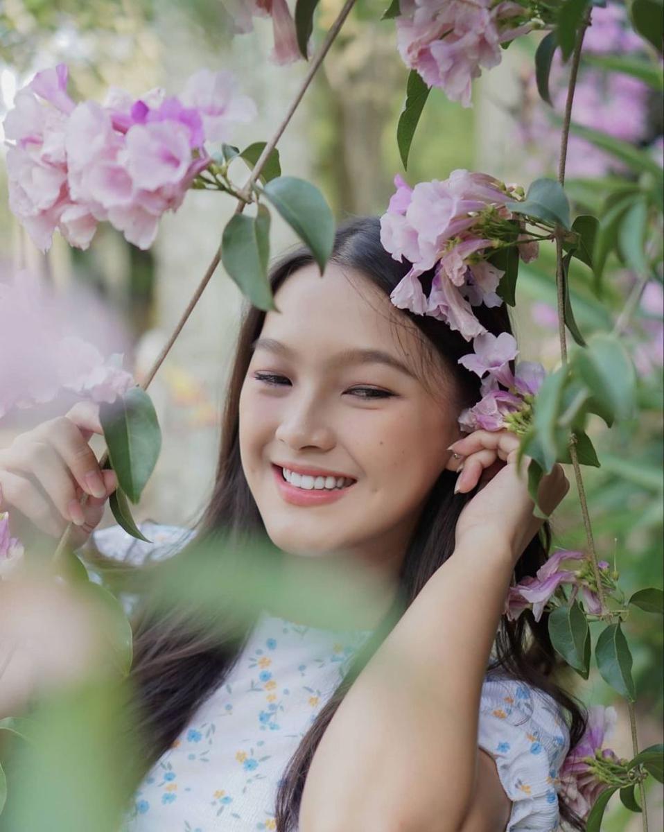 Bak Seorang Bidadari! 10 Potret Manis Ana Riana dengan Latar Bunga