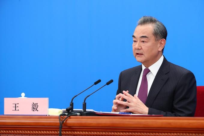 Menteri Luar Negeri Tiongkok Wang Yi berbicara mengenai banyak hal dalam konferensi tahunannya pada Minggu, 7 Maret. Sumber:twitter.com/ Sun Weidong
