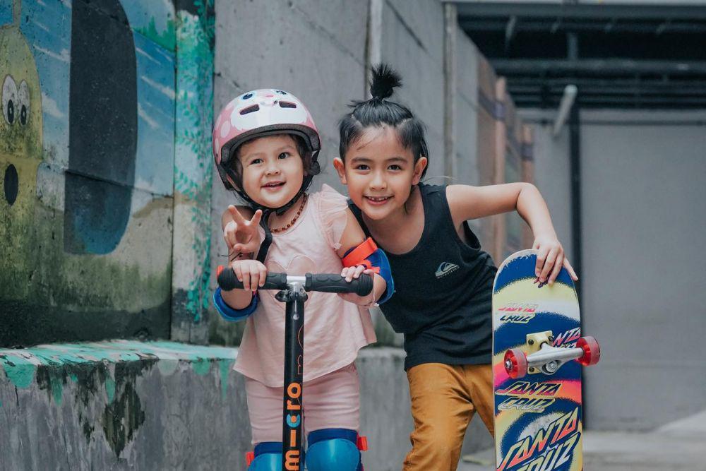 9 Potret Keseruan Anak Ryan Delon-Sharena Main Skuter dan Skateboard