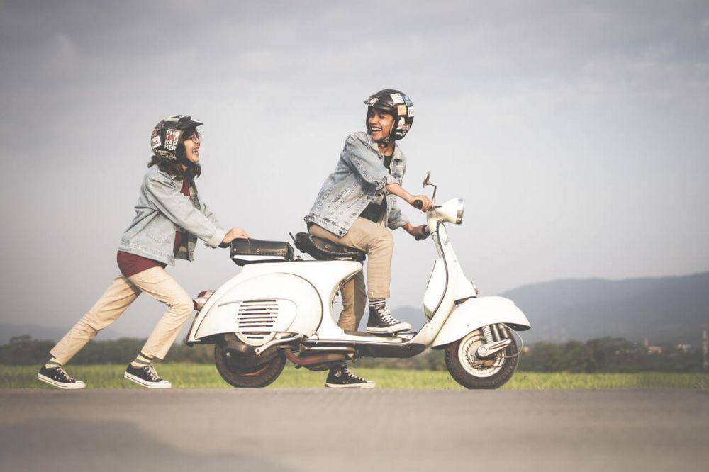Ilustrasi pasangan mengendarai vespa. (pexels.com/Dio Alif Utomo)