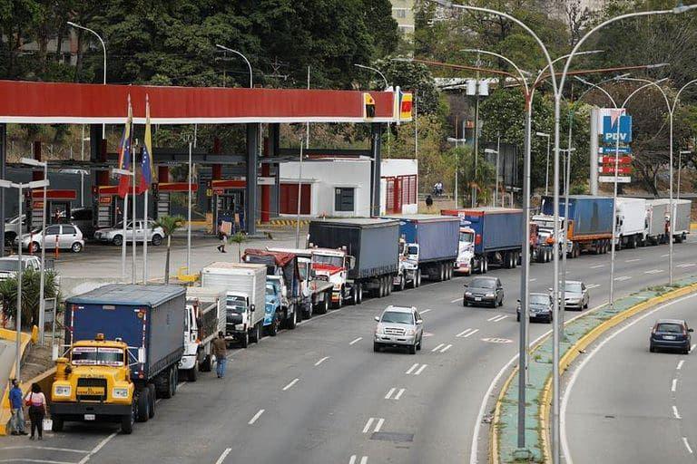 Antrian truk di Venezuela untuk mendapatkan BBM. instagram.com/vennoticias_/