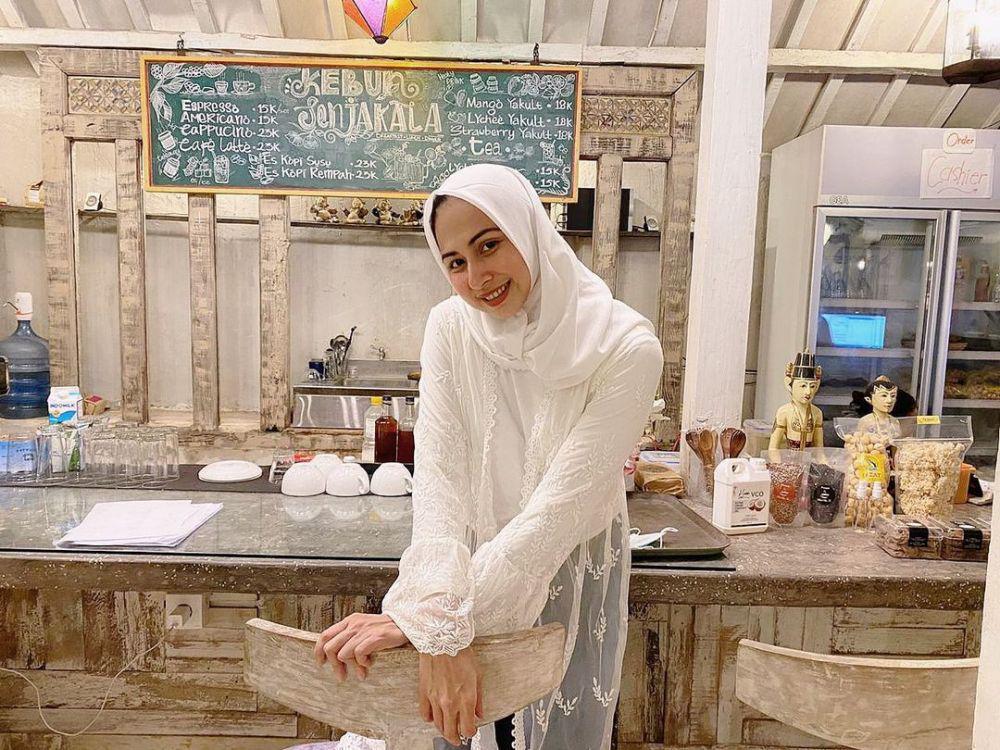 10 Pesona Komedian Deswita Maharani Berjilbab, Makin Anggun