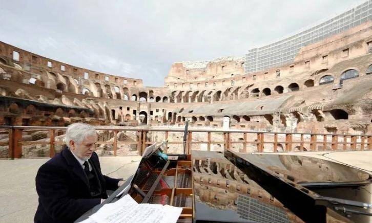 Seorang pianis berlatih jelang konsernya di Colosseum, setelah pembatasan COVID-19 dilonggarkan, Lazio, Roma, Italia, Senin (1/2/2021). ANTARA FOTO/REUTERS/Yara Nardi/rwa. Sumber: antaranews.com