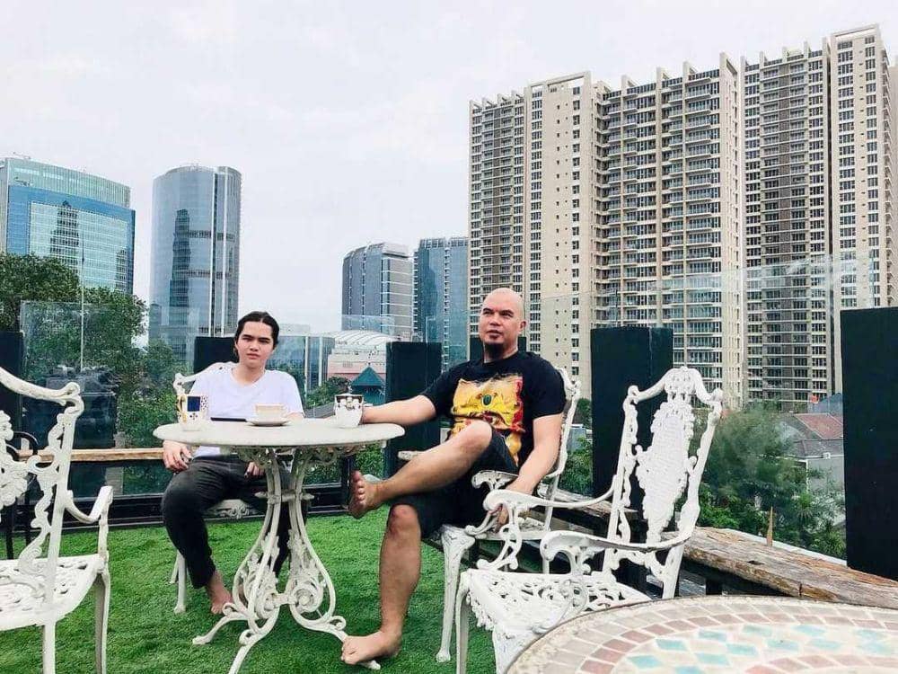 Bak Kakak Adik, Ini Potret Kedekatan 10 Artis Pria dan Anak Cowoknya