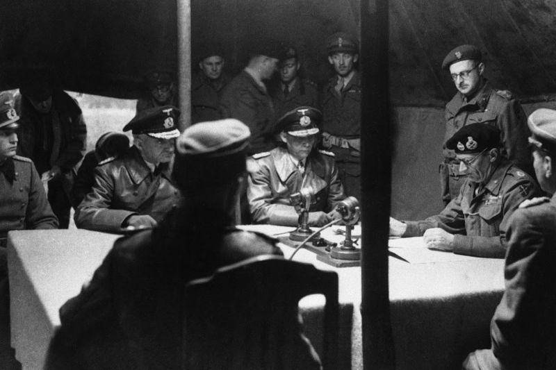 pembacaan pernyataan resmi menyerahnya Jerman di akhir Perang Dunia II (AP)