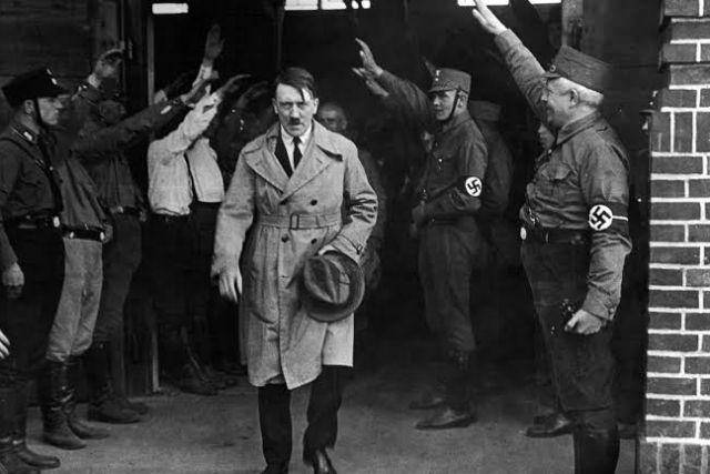 Adolf Hitler disambut dengan salut Nazi. (vg.no)