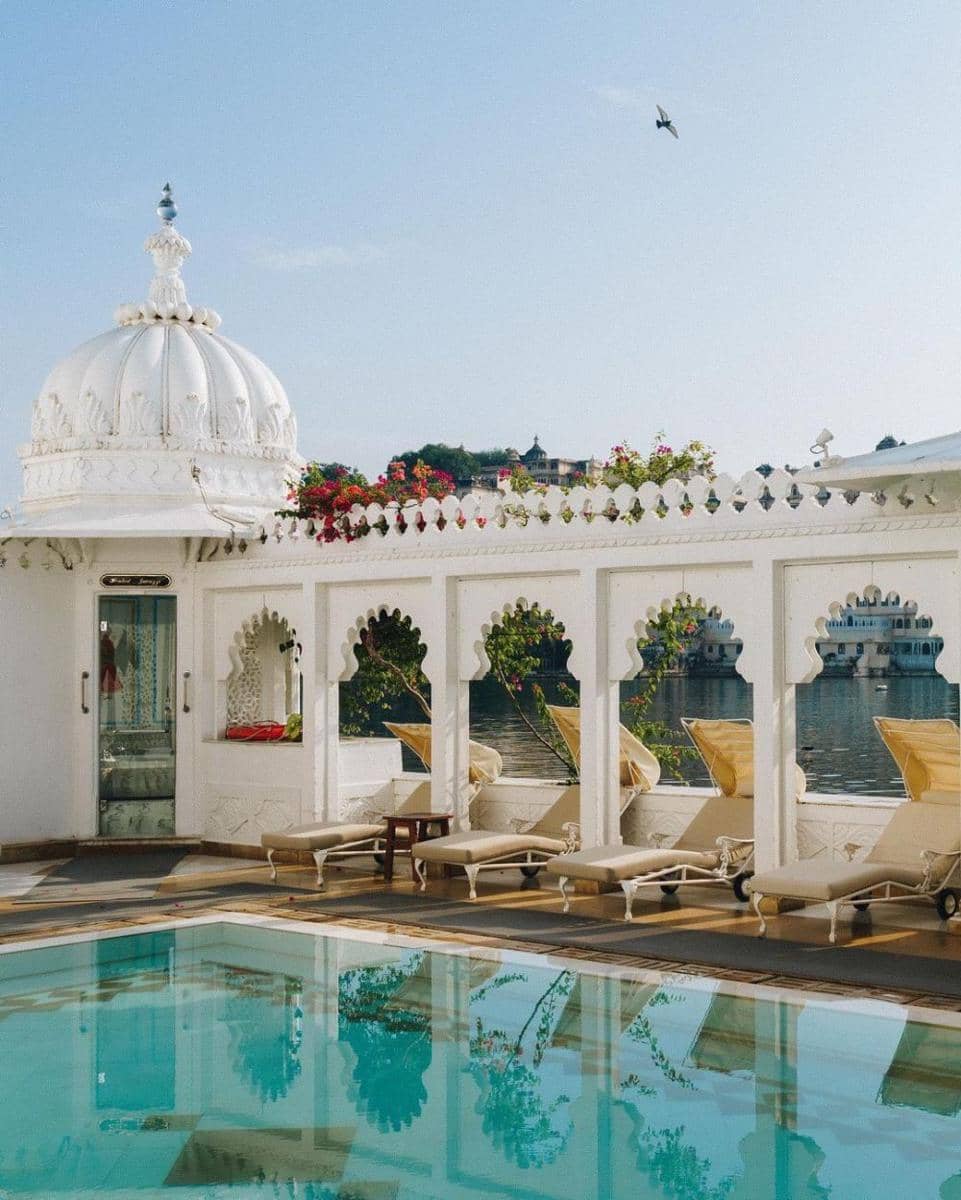 instagram.com/louisaws