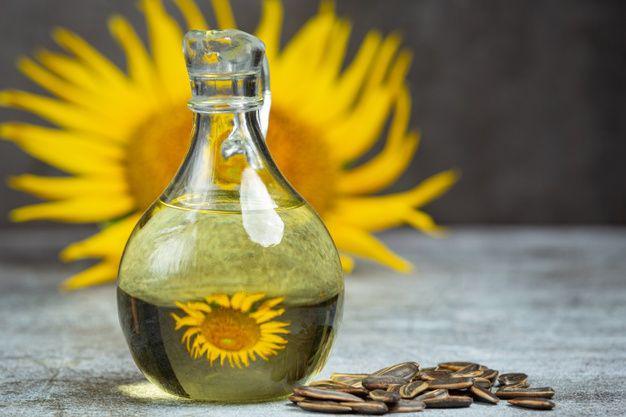 Sunflower seed oil. freepik.com/jcomp