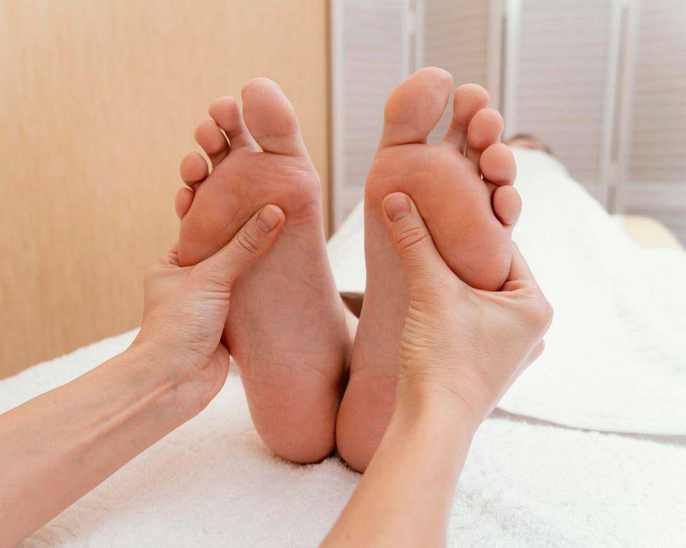 ilustrasi memeriksa kaki (freepik.com/freepik)