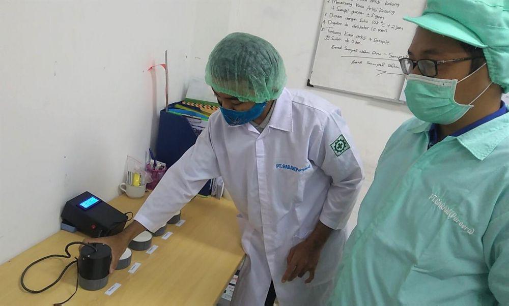 Hasrul saat menguji coba alat buatannya untuk mengukur kualitas garam. Dok/Humas UMM