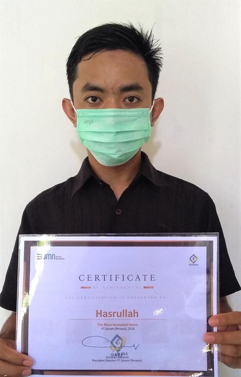Hasrul menunjukkan sertifikat penghargaan atas alat buatannya. Dok/Humas UMM