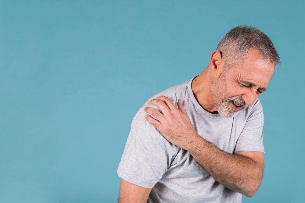 Bahu terasa nyeri dan kaku pada kondisi frozen shoulder. (freepik.com/freepik)