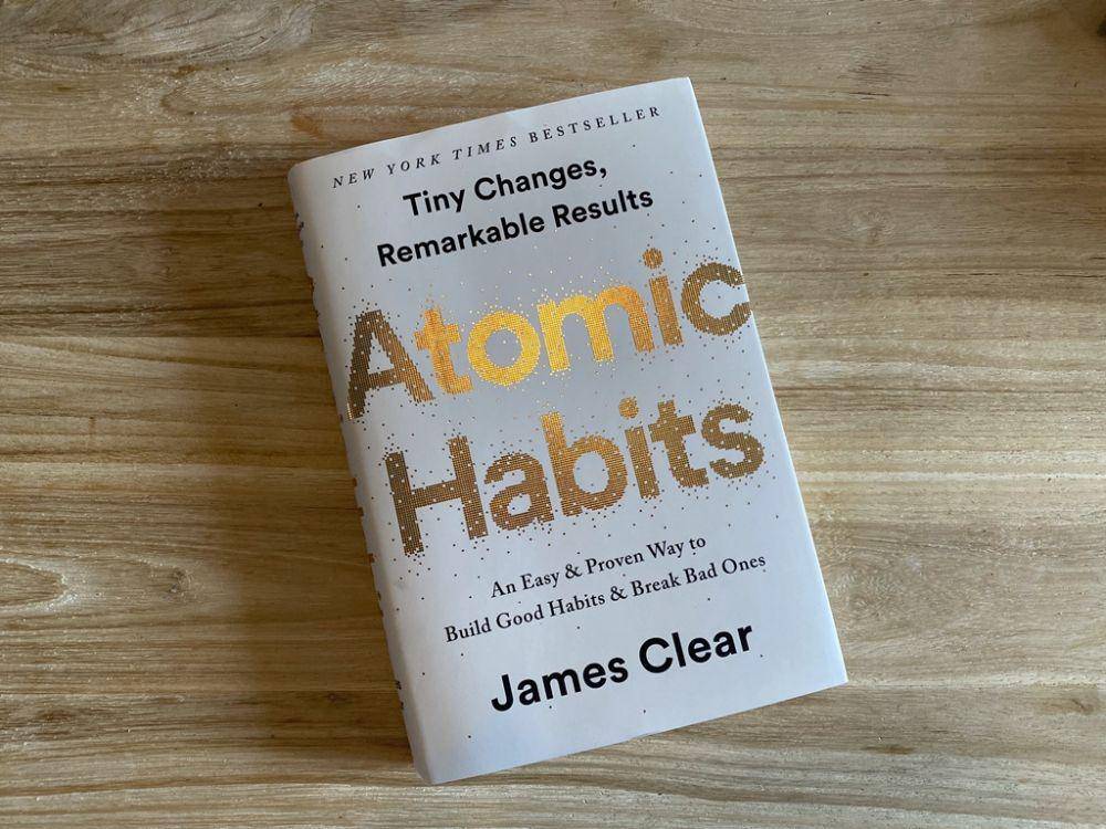 Atomic Habits oleh James Clear (medium.com/@aidanhornsby)
