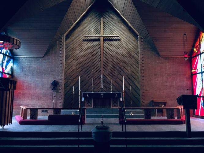 Belum diketahui mengenai aturan kunjungan ke gereja. Sumber:unplash.com/Joshua Eckstein