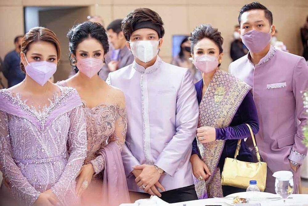 Yuni Shara dan Krisdayanti di momen lamaran Aurel dan Atta (atanlemosphotowork via instagram.com/yunishara36)