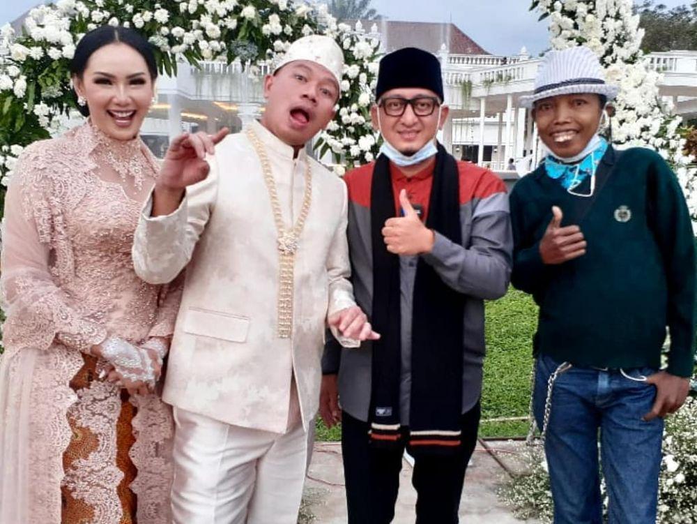 10 Ide Style Keren Vicky Prasetyo dari Prewedding hingga Resepsi
