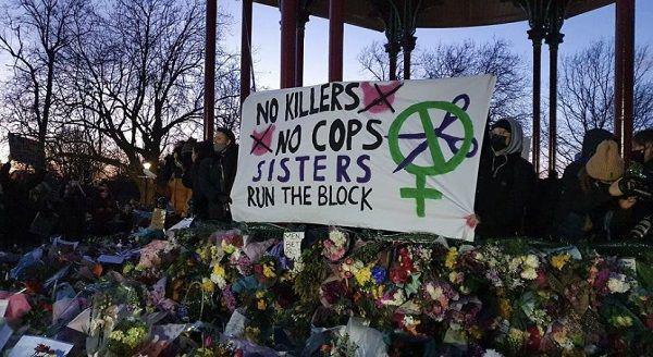 Para pendukung memperingati tragedi pembunuhan terhadap wanita berkulit hitam, Breonna Taylor. (Twitter.com/MaiseyBawden)