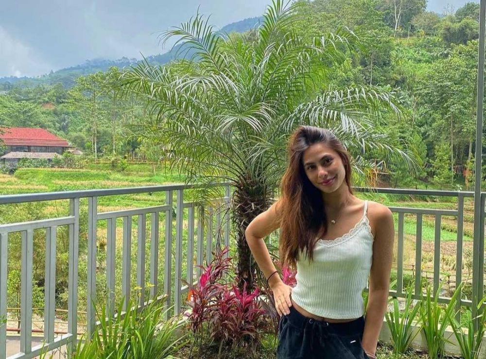 9 Gaya Liburan Valerie Thomas yang Bikin Panas Dingin