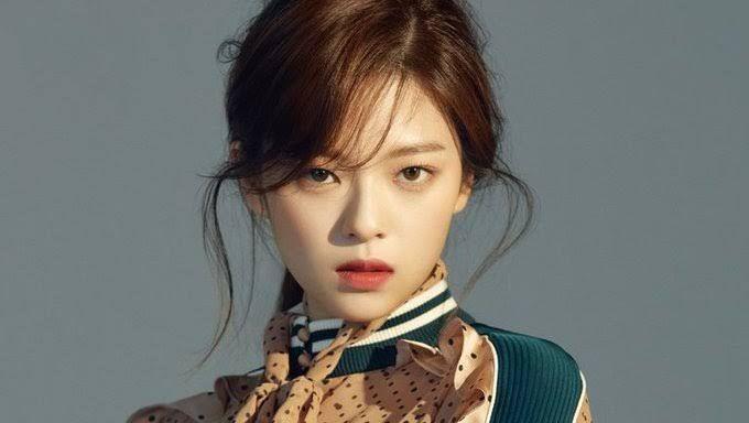 9 Potret Jeongyeon TWICE dengan Tatapan Tajam, Makin Memikat!