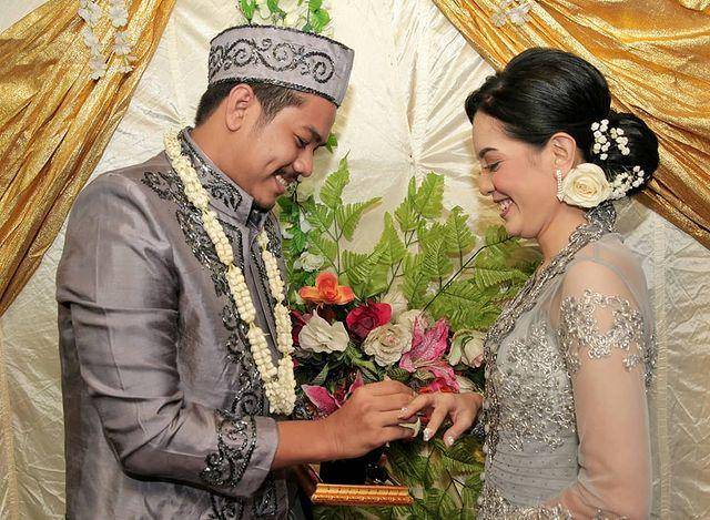 Nia Asma TOP menikah. @rizkyhariabr via instagram.com/kurniaasmawati