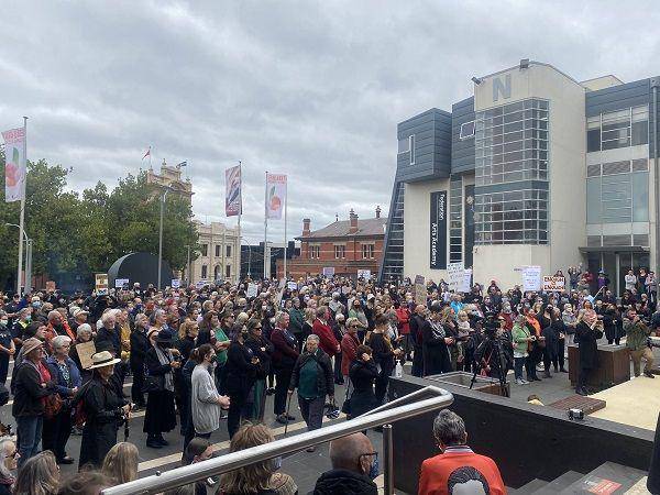 Protes besar-besaran puluhan ribu wanita menentang adanya kasus pelecehan seksual di Australia pada hari Senin, 15 Maret 2021, waktu setempat. (Twitter.com/MonishaC_Isw)