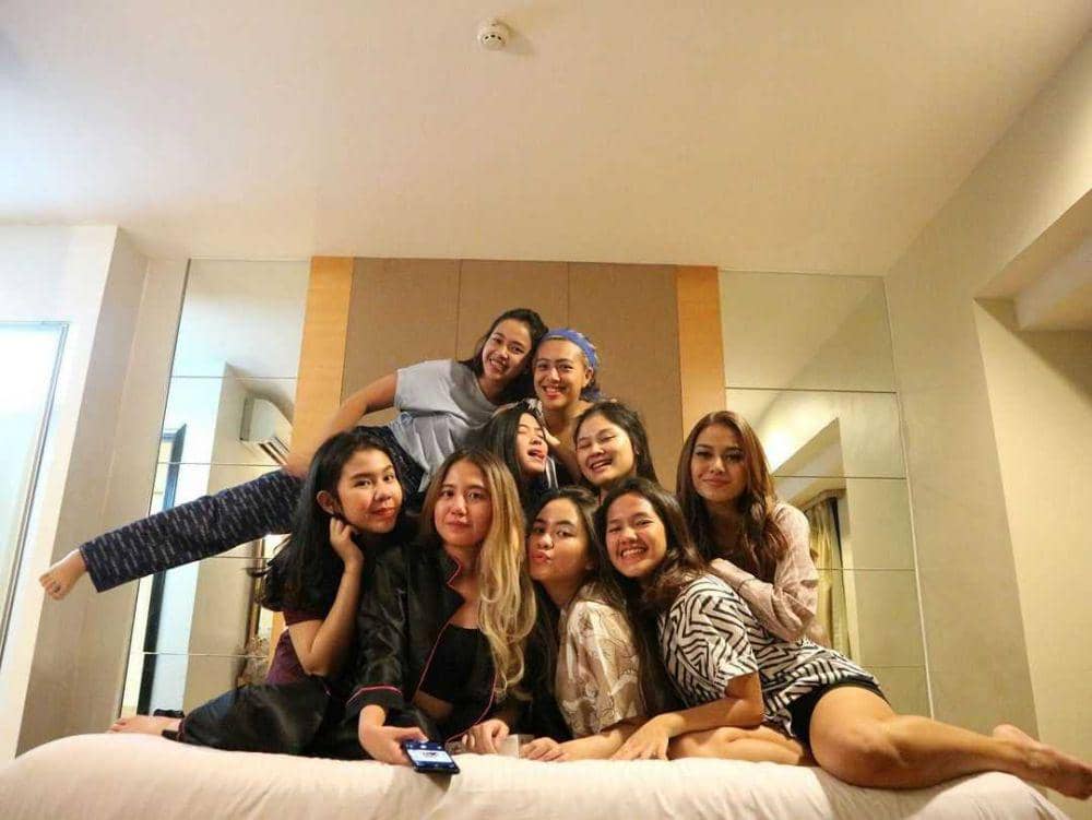Suportif Banget, 10 Potret Kompak Aurel Hermansyah dan Gengnya!