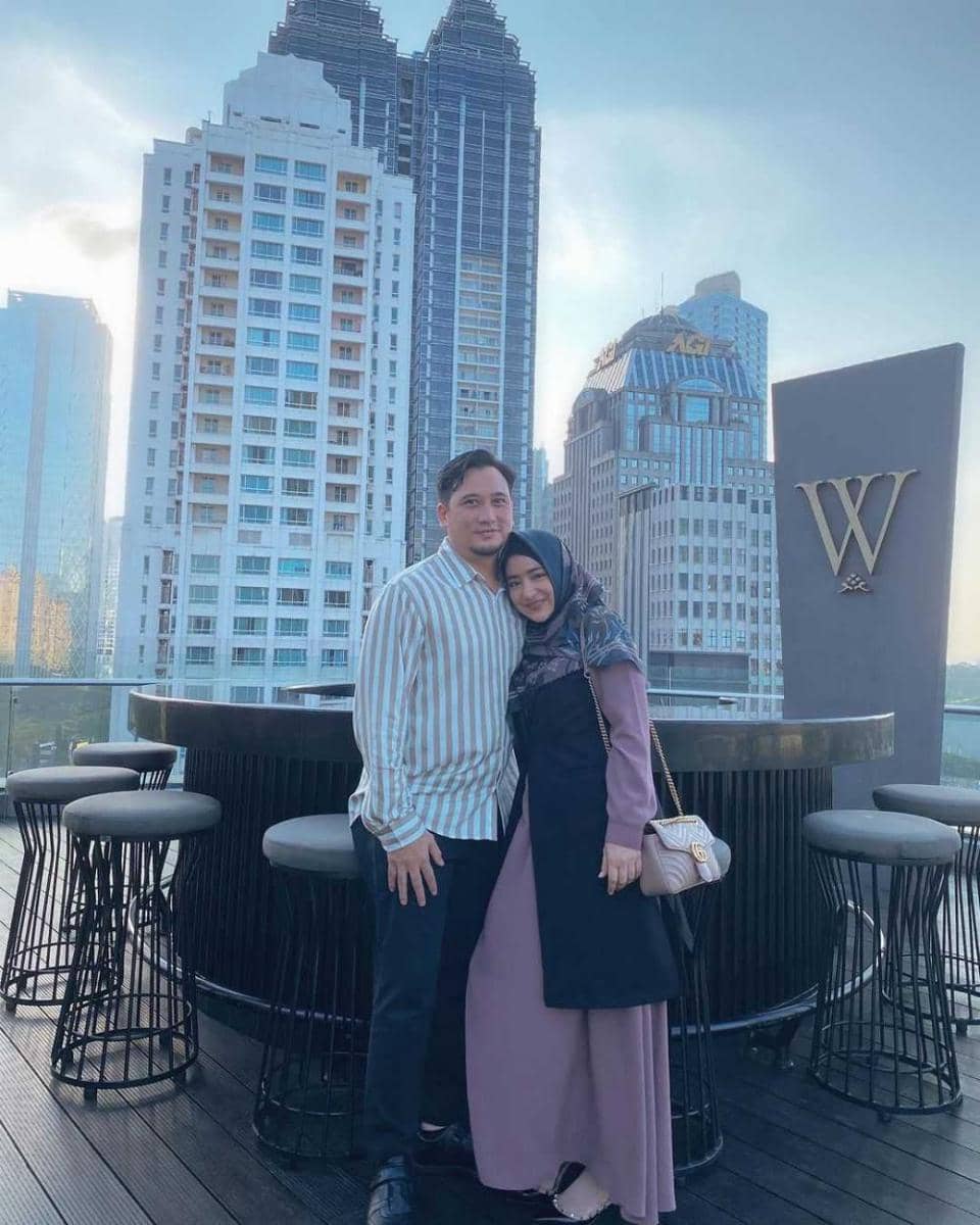 10 Potret 'Uwu' Cindy Fatikasari dan Suami, Sudah 22 Tahun Menikah!
