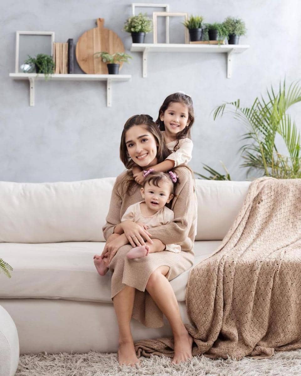 Kompak, 10 Seleb dengan Dua Anak Gadis yang Masih Kecil