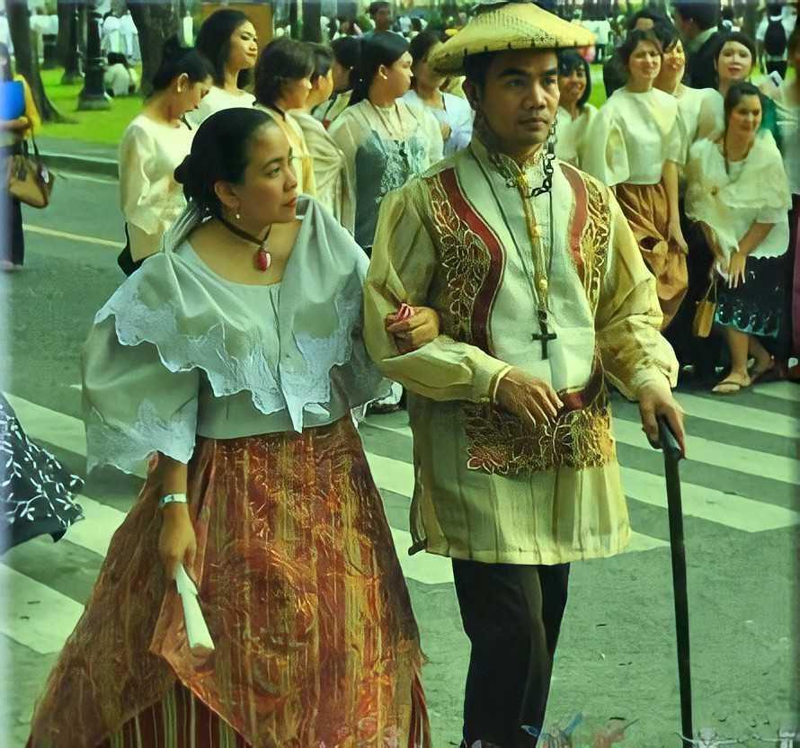Pakaian tradisional Filipina folkdanceworld.com