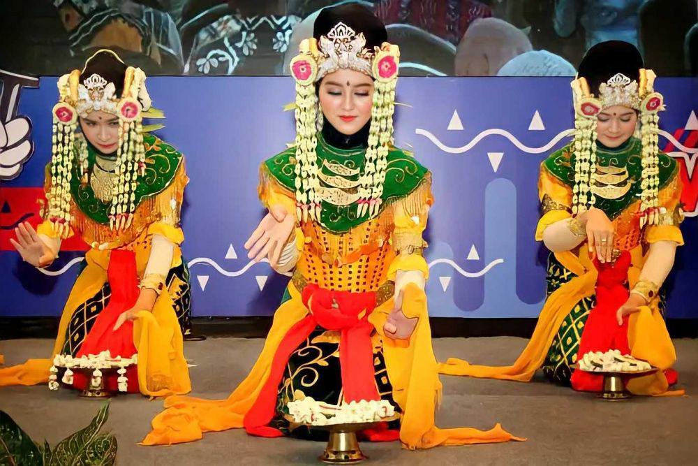 Tarian khas Banjarmasin takterlihat.com