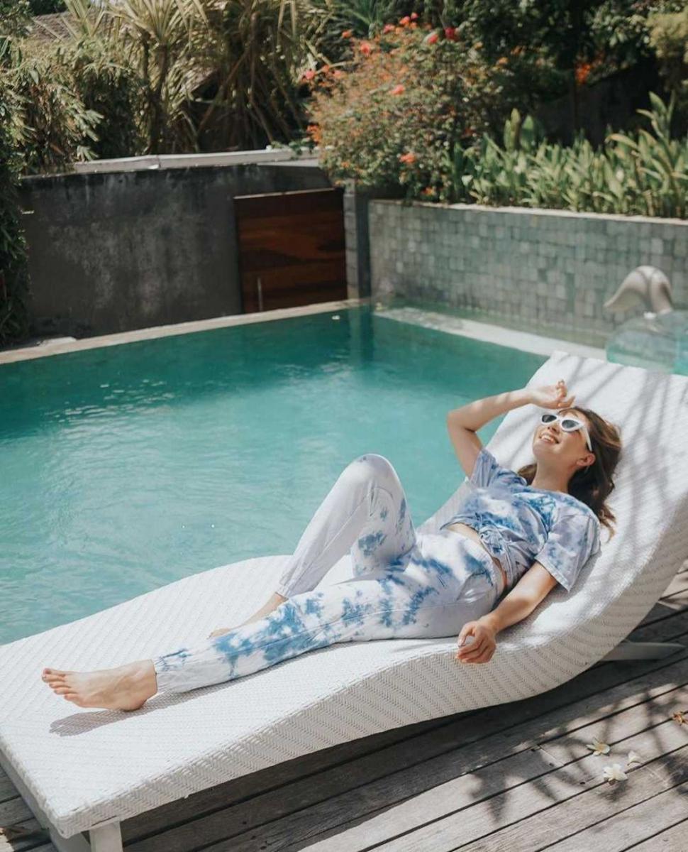 10 Gaya Jessica Mila saat Bersantai di Kolam Renang, Keren Banget!