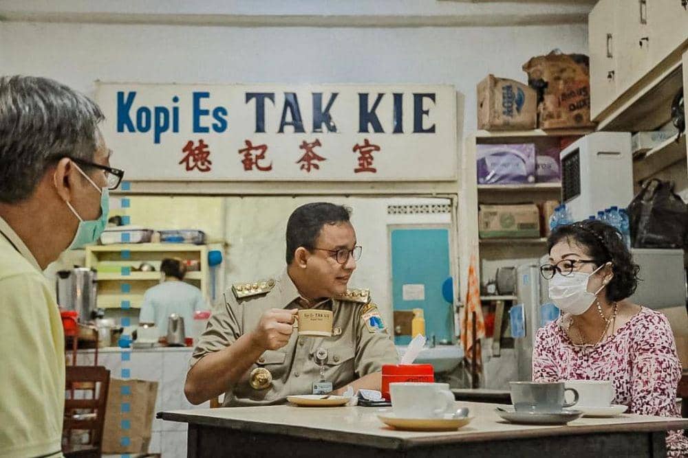Merakyat, 10 Potret Hangat Anies Baswedan Singgah di Warung Sederhana