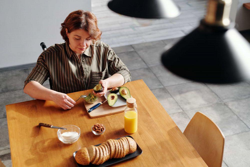 5 Cara Mengatasi Emotional Eating, Makan Berlebih Saat Emosi