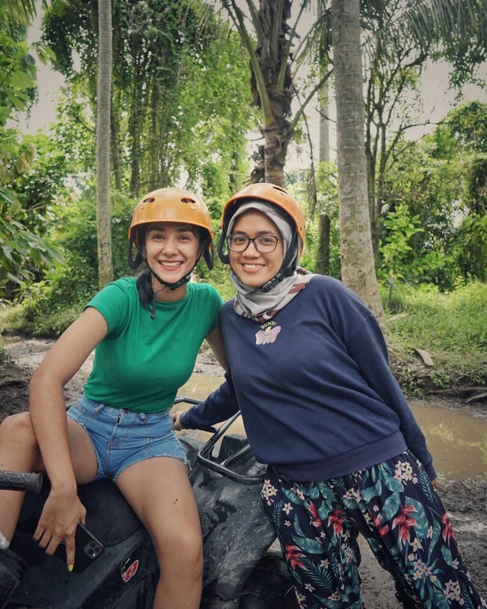 Akrab Bak Sahabat, 10 Kedekatan Fanny Ghassani dan Asisten Pribadi